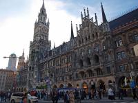 Touristischer Anziehungspunkt in München: Der Marienplatz mit Rathaus
