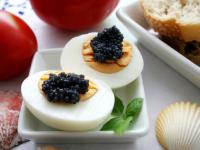 Auch lecker: Kaviar auf Ei mit Tomate und Weißbrot!