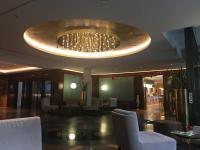 Eine atmosphärisch stimmige Hotelhalle mit sanftem Licht im Hyperion Berlin; Bildquelle Hotelier.de
