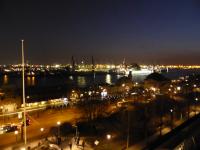 Bester Blick auf den Hafen von Hamburg aus dem Fenster eines Hotelzimmers der Kommandantenklasse im Hotel Hafen Hamburg