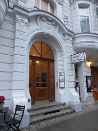 Prächtiger Eingang in einem Gebäude der Gründerzeit in Berlin, Bild Hotelier.de