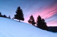 Sonnenaufgang in den Winterbergen des Schwarzwalds von Todtnau
