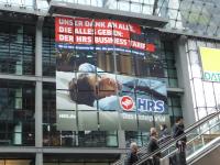 'Bewegende' Bilder vom HRS Hotelportal im Hauptbahnhof Berlin, März 2015; Bildquelle Hotelier.de