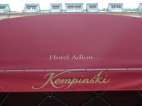 Zimmer Service im First Class Hotel - das Adlon: Legende und Wirklichkeit: Bildquelle Sasch Brenning