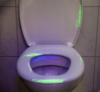 Mit UV-Gel präpariertes WC unter UV-Licht, Bildquelle Hotelsupplies24.de