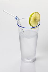 Trinkhalm mit Zitronenwasser