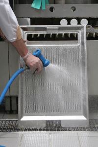 Eine einfache Reinigung von Filter- und Siebsystemen sichert die Maschinenhygiene / Bildquelle: Quelle: VGG - Chemische Fabrik Dr. Weigert GmbH & Co.KG