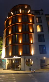 Design Hotel Modus in der Nacht, unverkennbar der Art-Deco Styl