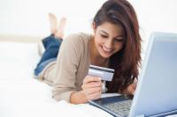 Frauen shoppen gern - da geht nichts ohne Kreditkarte. Im Hotel ist das Bezahlen aber auch oft vor Ort mit der Flexiblen Rate möglich!