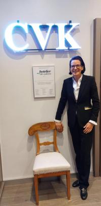 Caroline von Kretschmann in ihrem Büro mit der Hotelier des Jahres-Auszeichnung. CVK wie sie leibt und lebt! / Bildquelle: Hotelier.de