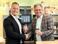 Thomas Bolliger, Mitglied der Geschäftsleitung der Landi Sursee, (l.) und Wolfgang Popp, Verkaufsleiter der Franke Kaffeemaschinen AG, (r.) besiegeln die weitere erfolgreiche Zusammenarbeit. / Bildquelle: Beide Franke Kaffeemaschinen AG