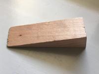 Klein, aber oho: ein simpler Holzkeil schützt vor Schäden an Wand und Tür