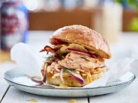 Zwischendurch oder auf die Hand: Pulled Flammlachs Burger mit Cole Slaw. / Bildquelle: Alle Bilder Friesenkrone