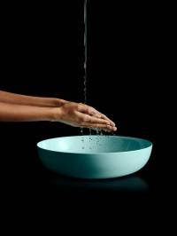 MIENA-Waschtisch Schale in soft touch / Bildquelle: © Bryan Adams