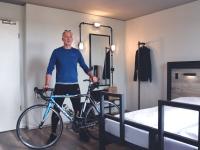 Jeden Tag mehr als 60 Kilometer auf dem Rad unterwegs: Torsten Loos, Director Operations bei a&o - wo Gäste ab sofort ihr Fahrrad mit aufs Zimmer nehmen können / Bildquelle: a&o