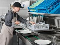 Tablettfördertechnik: Durch die Automatisierung einzelner Arbeitsschritte wird der Geschirrrücklauf Teil einer effizienten Küchenlogistik. / Bildquelle: Winterhalter Gastronom GmbH