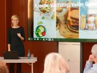 Katleen Haefele von ProVeg zeigte in ihrem Vortrag auf, welche Chancen pflanzliche Alternativen der Gemeinschaftsverpflegung und Gastronomie bieten.
