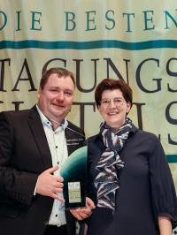 Markus Göbel freut sich über die Auszeichnung 'TOP-Tagungshotelier 2021' zusammen mit seiner Frau Andrea / ©repecon