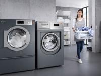 Passend zu den Waschmaschinen der Generation 'The New Benchmark Machines' gibt es neue Wärmepumpentrockner (links). Die energiesparende Technik befindet sich an der Rückwand. / Bildquelle: Miele