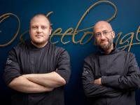 André Beiersdorff (li.) und Matthias Stolze (re.) kochen als Doppelspitze im Gourmetrestaurant Ostseelounge / Bildquelle: © © strandhotel-ostsee.de/ Carolin Knipschild