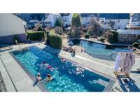 Mit 130 cm Tiefe und 12,50 Metern Länge ist der Pool für Groß und Klein perfekt geeignet, um eine großartige Zeit an der frischen Luft zu verbringen. / Bildquelle: Alle Bilder Flair Hotel Nieder