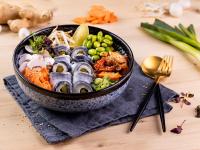 Omega-3 und Eiweiß satt: Appetitliche Poke Bowl mit Friesenkrone Gabelrollmops, frischem Gemüse und Reis. / Bildquelle: Beide Friesenkrone