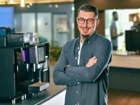 Wojciech Tysler als neuer Markenbotschafter für Franke Coffee Systems im Showroom am Hauptsitz von Franke. / Bildquelle: Franke Coffee Systems