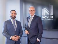 David Etmenan, Chief Executive Officer & Owner NOVUM Hospitality (links) mit  dem neuen Aufsichtsratsvorsitzenden Alexander Boye