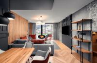 Großzügiger Wohnraum mit stylischem Kamin und Essbereich in der Top Suite Deluxe