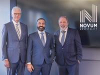 Novum Hospitality Aufsichtsratmitglieder Thomas Willms und Stephan Gerhard mit David Etmenan / Bildquelle: Novum Hospitality