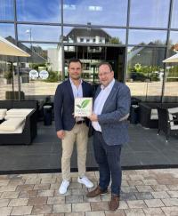 Erfolgreiches Audit im Welcome Hotel Neckarsulm. (v.l.) Marius Reuther, ESG Manager Welcome Hotels, und Hotelmanager Oliver Bosch freuen sich über das GreenSign-Zertifikat, das dem Hotel das zweithöchste GreenSign-Level 4 bescheinigt.