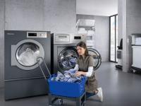 Textilien preiswert waschen, trotz gestiegener Energiepreise: Das neue Eco-Programmpaket ist für Miele-Waschmaschinen der Generation 'Benchmark' kostenlos verfügbar. / Bildquelle: Miele
