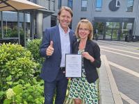 Peter van Gompel, General Manager des Légère Hotel Wiesbaden-Taunusstein und Jennifer Maus freuen sich über die Auszeichnung / Bildquelle: Fibona GmbH