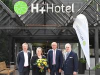 von links nach rechts: Thomas Querl (Geschäftsführer H-Hotels GmbH), Christina Dinklage, Jochen Klauder, Thomas Haas (Geschäftsführer H-Hotels GmbH). / Bildquelle: H-Hotels.com