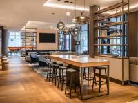 Ein Blick ins schöne Innere vom Restaurant Kitchen & Bar © Marriott International