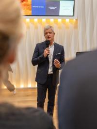 Arno Schwalie, CEO der Lindner Hotel Group auf dem Podium der Expo Real / Beide Fotos: Lindner Hotel AG