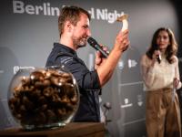 Sternekoch Sebastian Frank servierte seine Pilzleber-Creme. Alle Bilder Bild: Ulf Büschleb