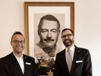 Der neue Hoteldirektor Stephan Seubert (rechts) und sein Stellvertreter Tobias Baumann (links) leiten seit Dezember 2023 gemeinsam die Geschicke des Hotel Vier Jahreszeiten Starnberg südlich von München. / Bildquelle: © Hotel Vier Jahreszeiten Starnberg
