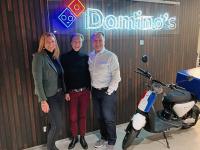 v.l.n.r.: Kathrin Willhardt (Transgourmet), Maria Oehler (Domino's), John Harney (Domino's) / Bildquelle: © Domino's Pizza Deutschland GmbH