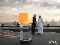 Kunstwerk Golden Cube auf dem Helipad des Burj Al Arab mit Reiner Kaltenbach, Geschäftsführer von Hartmann Tresore Middle East (links) im Gepräch mit einem Interessenten. / Bildquelle: Cast Studio