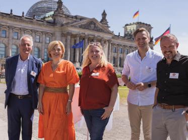 Denkfabrik Union der Wirtschaft informiert an Foodtrucks vor dem Bundestag